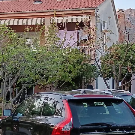 Lana Apartman *
